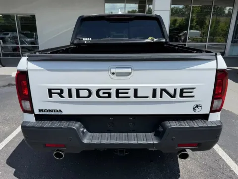 More photos of 2024 Honda Ridgeline Black Edition at Jay Wolfe Honda, MO