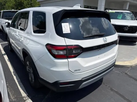 Another view of 2023 Honda Pilot EX-L 7 Passenger for sale in Kansas City, MO at Jay Wolfe Honda