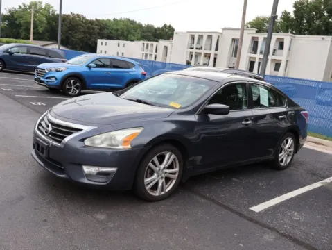 More photos of 2013 Nissan Altima 3.5 S at Jay Wolfe Honda, MO