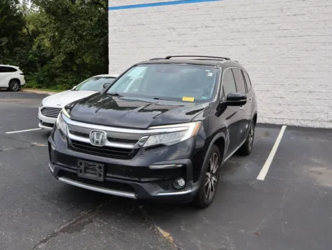 Another view of 2019 Honda Pilot Touring 8-Passenger for sale in Kansas City, MO at Jay Wolfe Honda