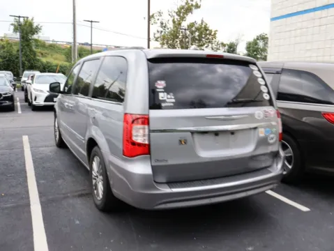More photos of 2013 Chrysler Town & Country Touring-L at Jay Wolfe Honda, MO