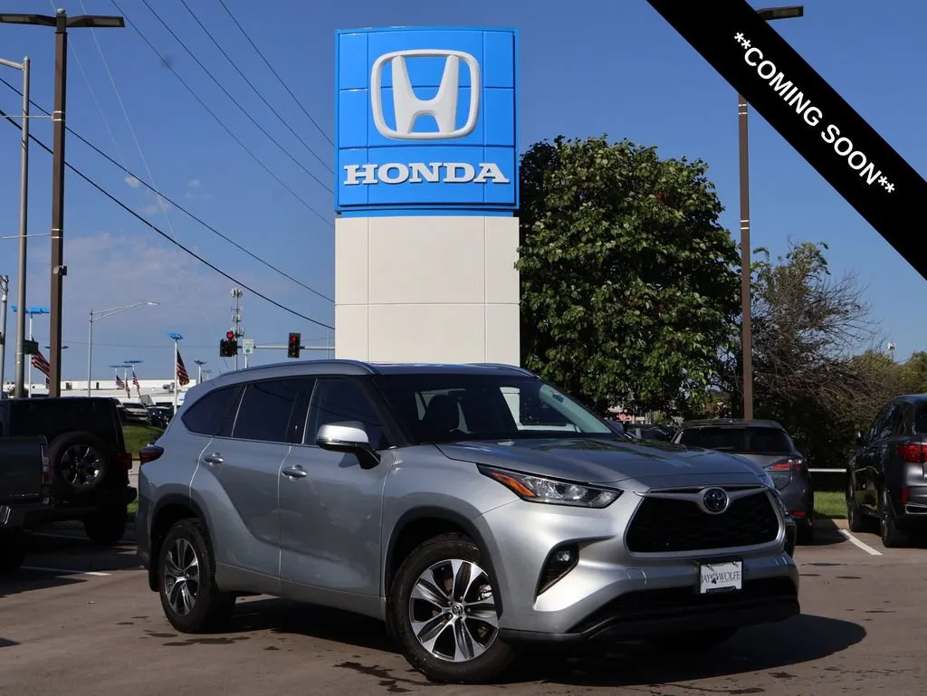 Silver 2020 Toyota Highlander XLE for sale in Kansas City, MO