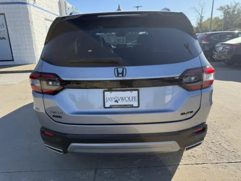 More photos of 2023 Honda Pilot Elite at Jay Wolfe Honda, MO