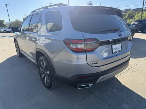 More photos of 2023 Honda Pilot Elite at Jay Wolfe Honda, MO