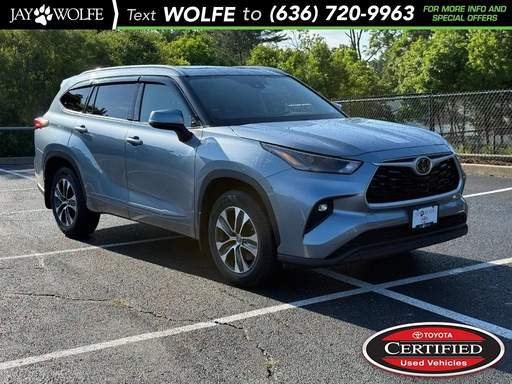 Blue 2022 Toyota Highlander XLE for sale in Ballwin, MO
