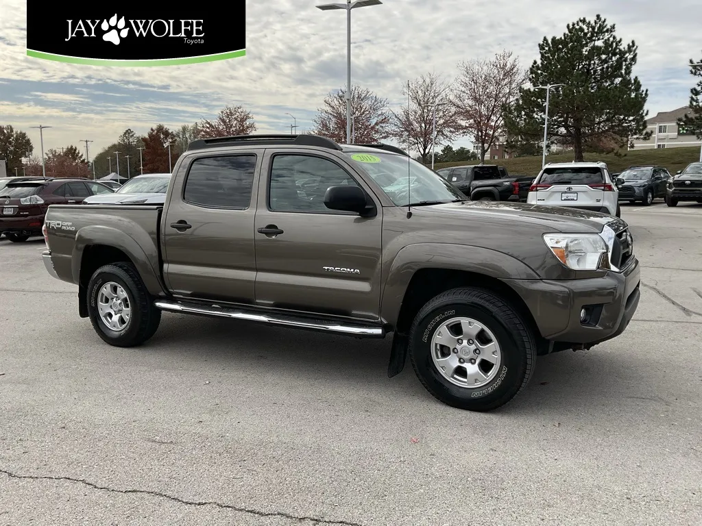 Red 2015 Toyota Tacoma for sale in Kansas City, MO