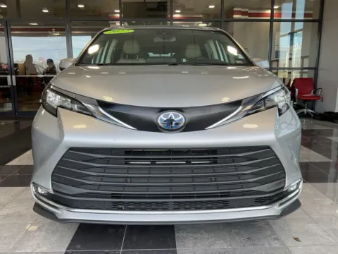 Photos of 2022 Toyota Sienna XLE for sale in Kansas City, MO at Jay Wolfe Toyota