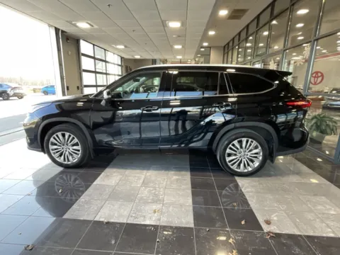 More photos of 2024 Toyota Highlander Platinum at Jay Wolfe Toyota, MO