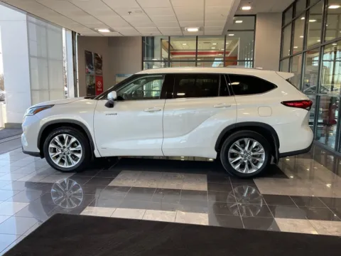 More photos of 2020 Toyota Highlander Hybrid Limited at Jay Wolfe Toyota, MO
