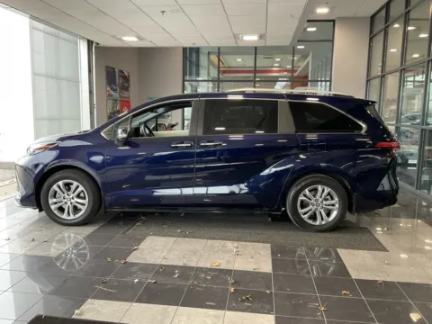 More photos of 2022 Toyota Sienna Platinum at Jay Wolfe Toyota, MO