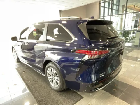 More photos of 2022 Toyota Sienna Platinum at Jay Wolfe Toyota, MO