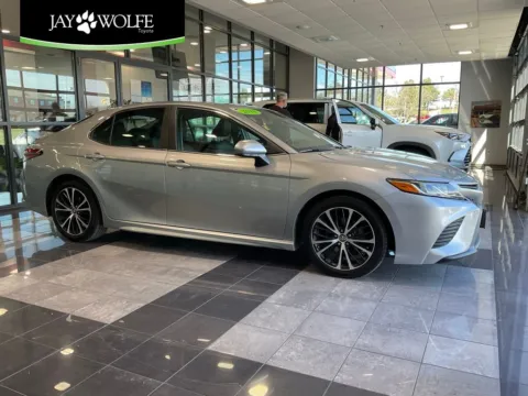 Silver 2018 Toyota Camry SE for sale in Kansas City, MO