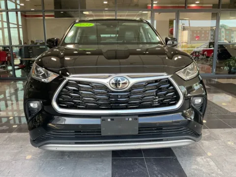 Photos of 2024 Toyota Highlander Platinum for sale in Kansas City, MO at Jay Wolfe Toyota