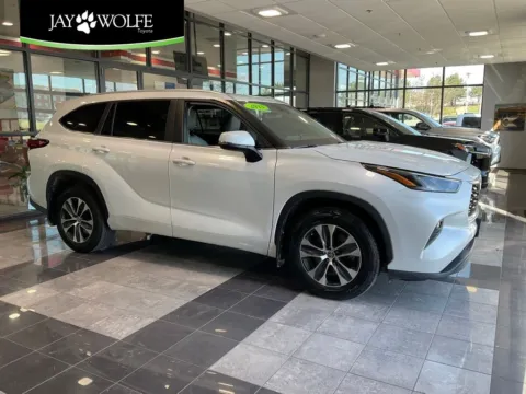 White 2023 Toyota Highlander XLE for sale in Kansas City, MO