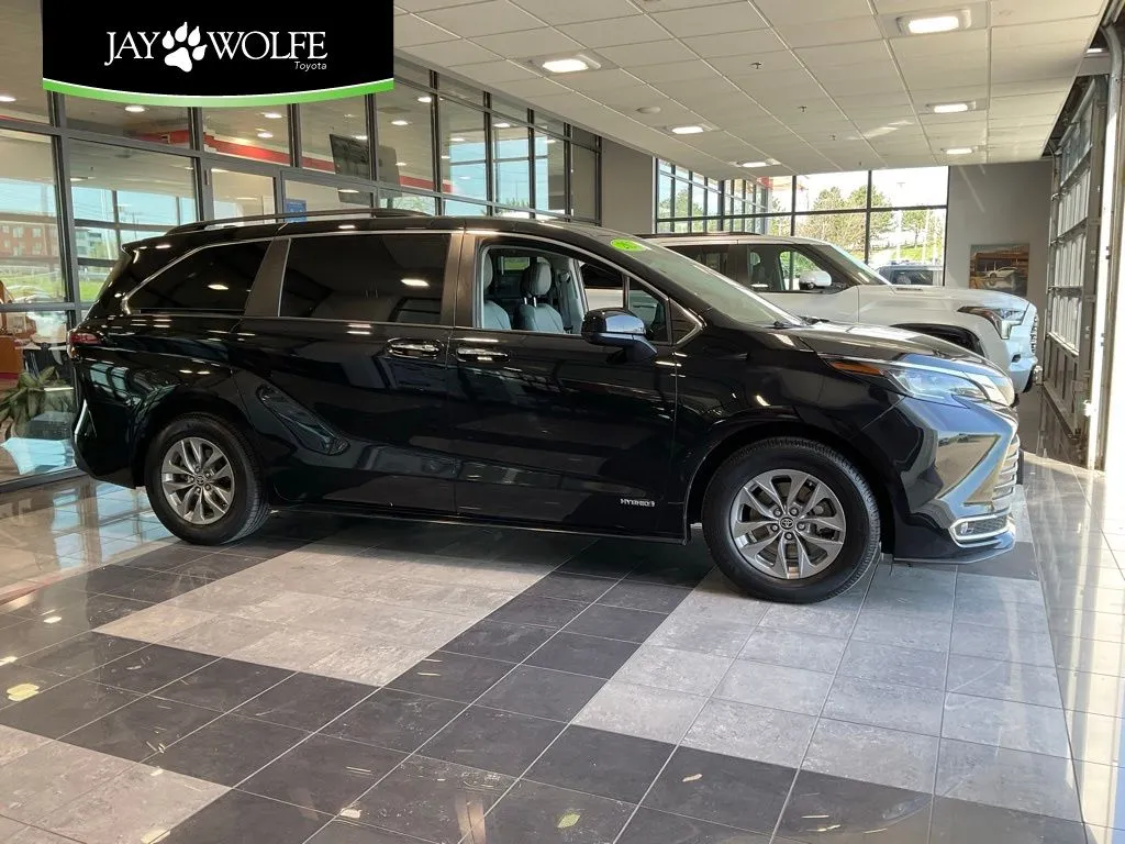 Black 2021 Toyota Sienna XLE for sale in Kansas City, MO