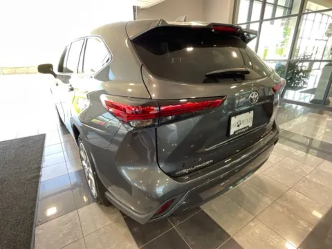 More photos of 2023 Toyota Highlander Limited at Jay Wolfe Toyota, MO