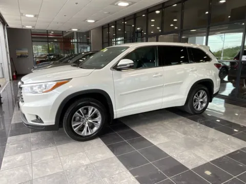 Another view of 2016 Toyota Highlander LE Plus V6 for sale in Kansas City, MO at Jay Wolfe Toyota