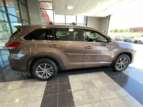 More photos of 2017 Toyota Highlander XLE at Jay Wolfe Toyota, MO