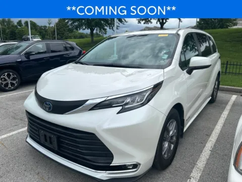 White 2021 Toyota Sienna XLE for sale in Kansas City, MO