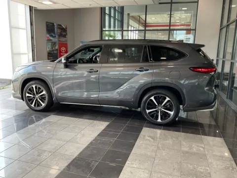 More photos of 2023 Toyota Highlander XSE at Jay Wolfe Toyota, MO