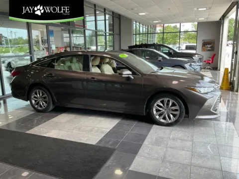 Brown 2019 Toyota Avalon XLE for sale in Kansas City, MO