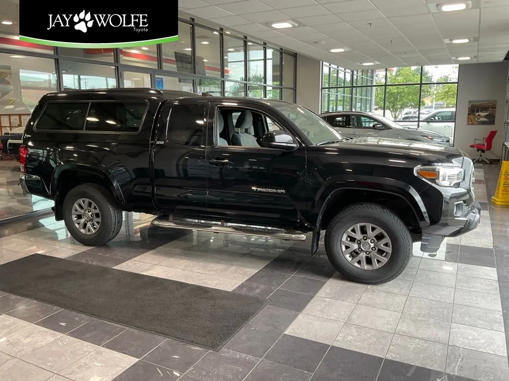 Black 2017 Toyota Tacoma SR5 for sale in Kansas City, MO