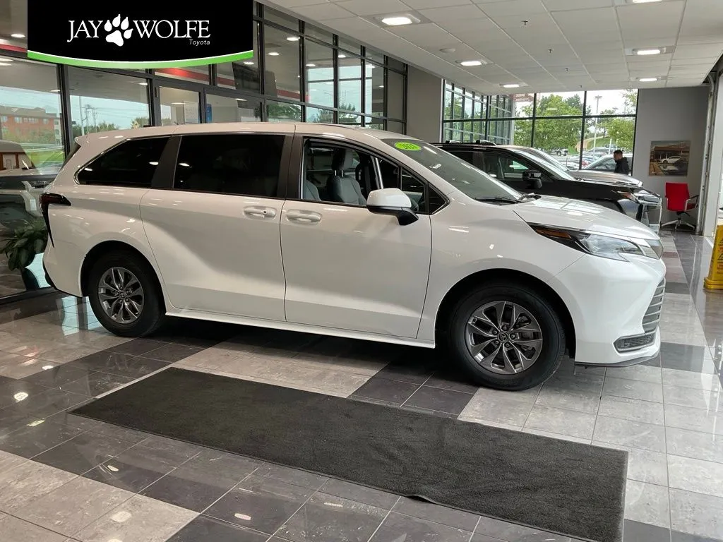 White 2025 Toyota Sienna LE for sale in Kansas City, MO