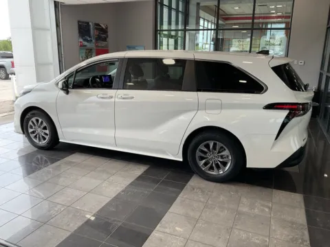 More photos of 2025 Toyota Sienna LE at Jay Wolfe Toyota, MO
