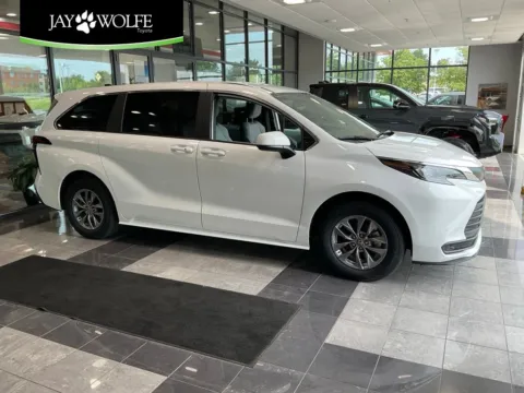 White 2025 Toyota Sienna LE for sale in Kansas City, MO