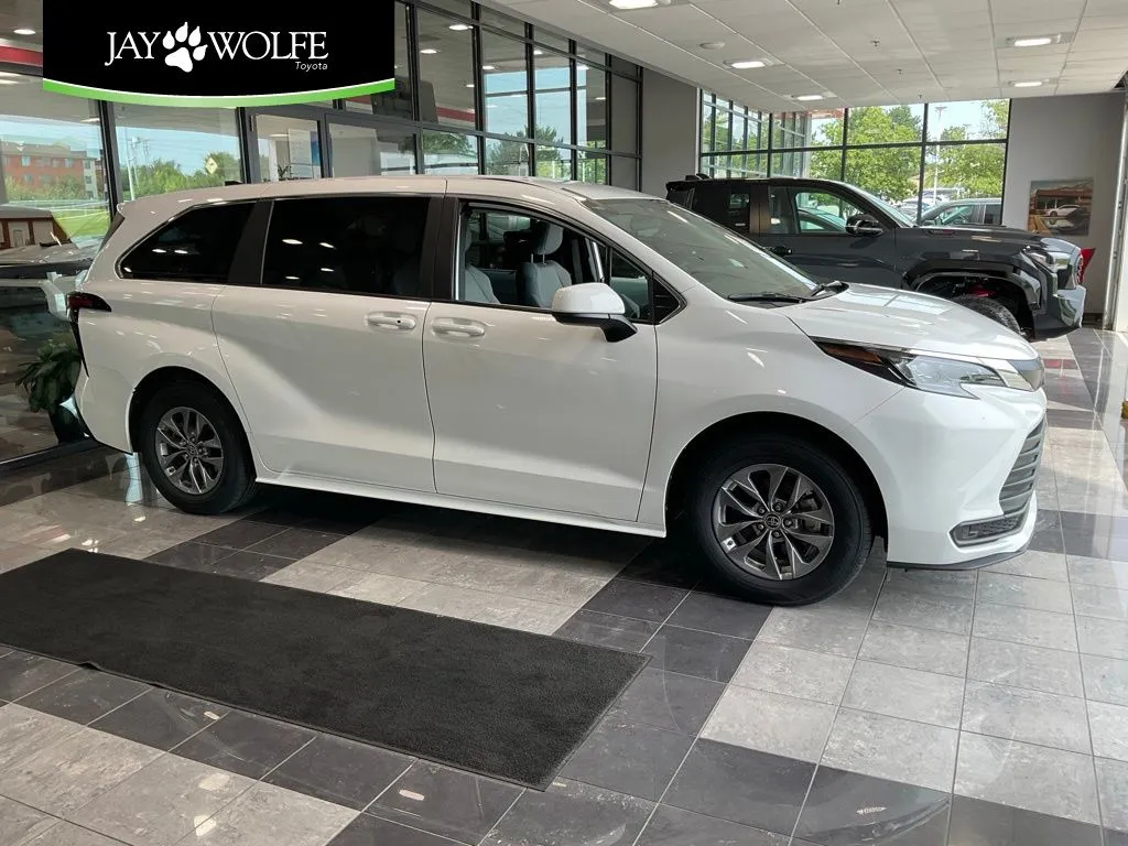 White 2025 Toyota Sienna LE for sale in Kansas City, MO