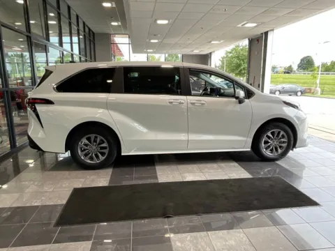 More photos of 2025 Toyota Sienna LE at Jay Wolfe Toyota, MO