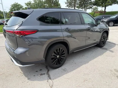 More photos of 2023 Toyota Highlander XSE at Jay Wolfe Toyota, MO