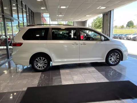 More photos of 2018 Toyota Sienna XLE at Jay Wolfe Toyota, MO