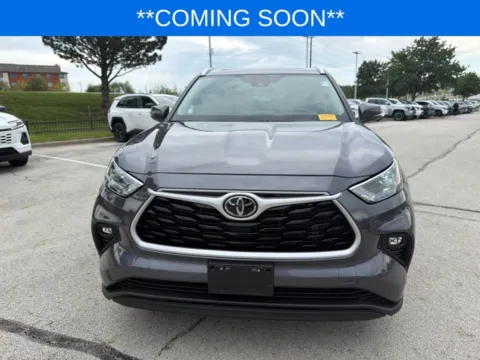 Photos of 2022 Toyota Highlander XLE for sale in Kansas City, MO at Jay Wolfe Toyota
