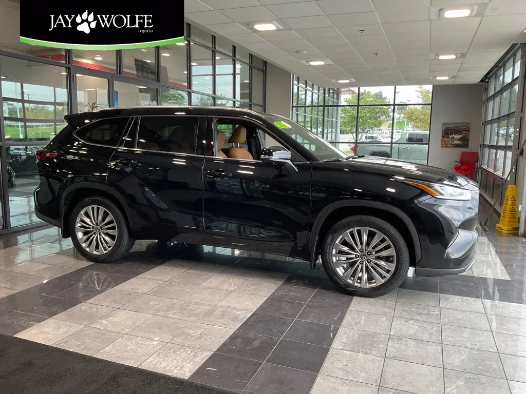 Black 2024 Toyota Highlander Platinum for sale in Kansas City, MO