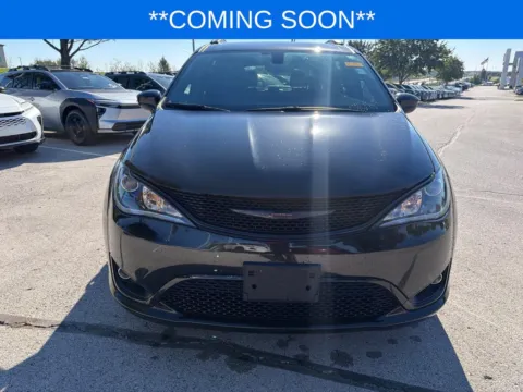 Photos of 2018 Chrysler Pacifica Touring L for sale in Kansas City, MO at Jay Wolfe Toyota