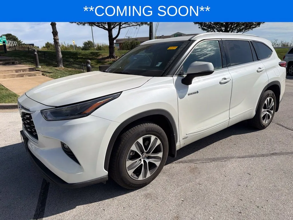 White 2021 Toyota Highlander Hybrid XLE for sale in Kansas City, MO