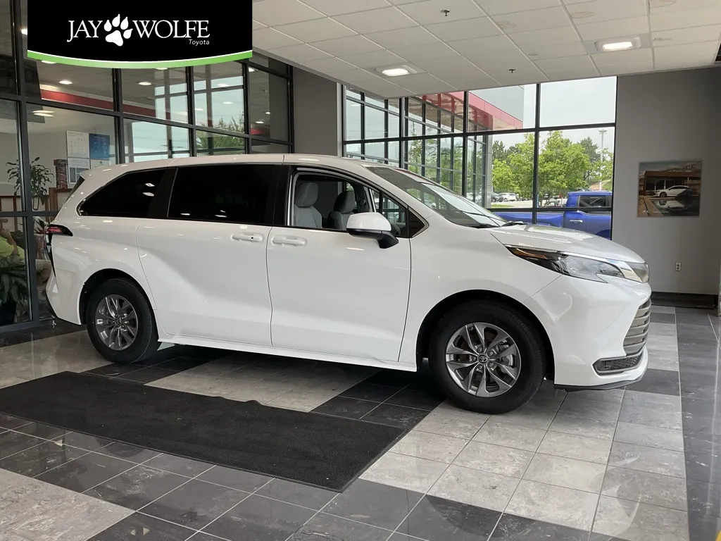 White 2024 Toyota Sienna LE for sale in Kansas City, MO