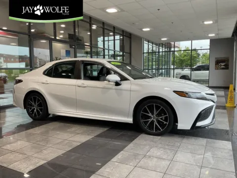 White 2023 Toyota Camry SE for sale in Kansas City, MO