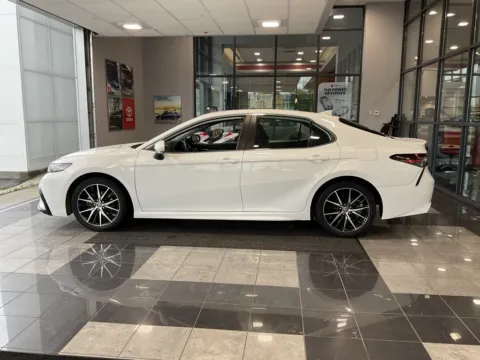 More photos of 2023 Toyota Camry SE at Jay Wolfe Toyota, MO