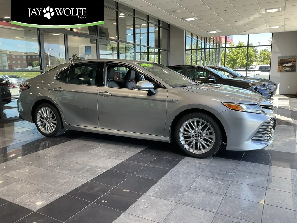 Silver 2020 Toyota Camry Hybrid XLE for sale in Kansas City, MO