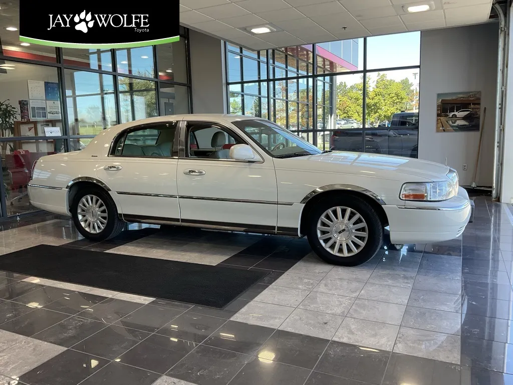White 2004 Lincoln Town Car Ultimate for sale in Kansas City, MO