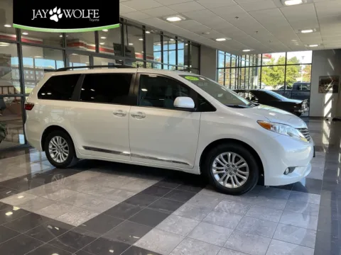 White 2015 Toyota Sienna XLE Premium for sale in Kansas City, MO