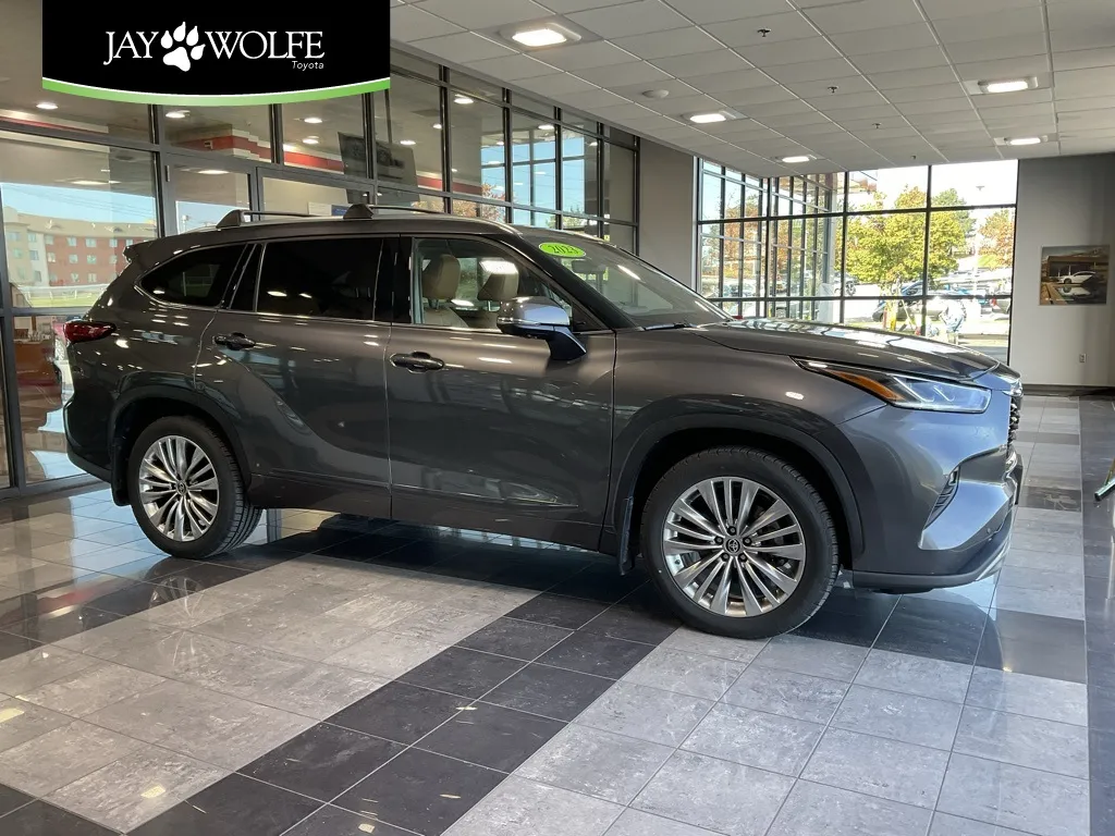 Used 2023 Toyota Highlander Platinum for sale in Kansas City, MO
