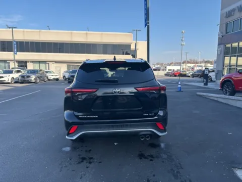 More photos of 2023 Toyota Highlander L at Jay Wolfe Acura, MO