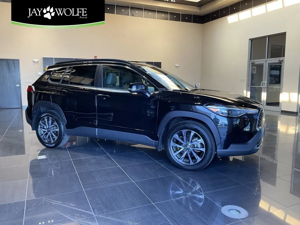 Black 2024 Toyota Corolla Cross XLE for sale in Kansas City, MO