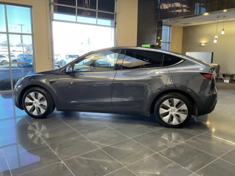 More photos of 2023 Tesla Model Y Long Range at Jay Wolfe Acura, MO