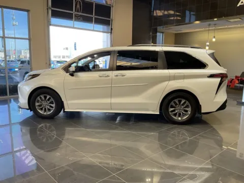 More photos of 2022 Toyota Sienna XLE at Jay Wolfe Acura, MO