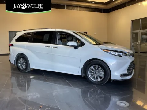 White 2022 Toyota Sienna XLE for sale in Kansas City, MO