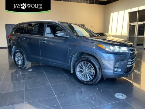 Blue 2019 Toyota Highlander XLE for sale in Kansas City, MO